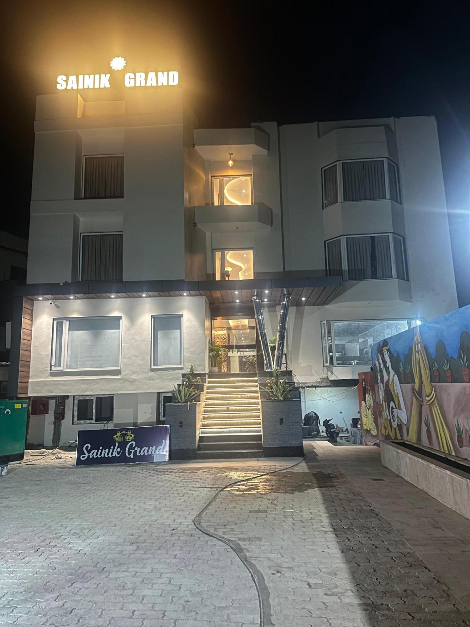 Hotel Sainik Grand Váránasí Exteriér fotografie