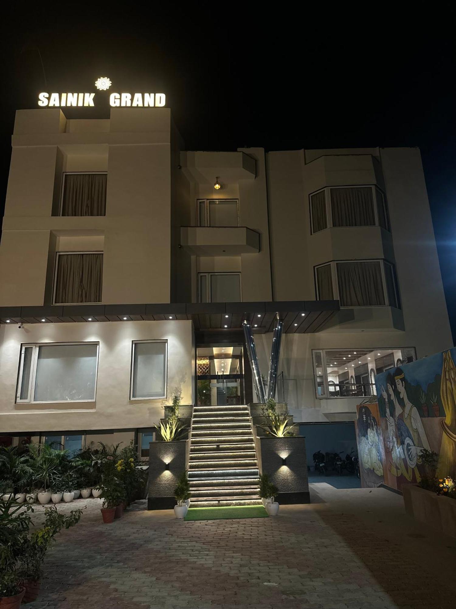 Hotel Sainik Grand Váránasí Exteriér fotografie